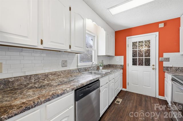 5969 Gold Creek Estate Drive, Hickory, NC 28601