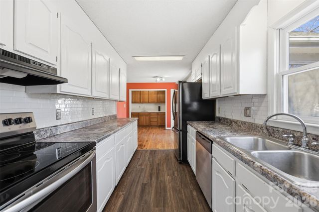 5969 Gold Creek Estate Drive, Hickory, NC 28601