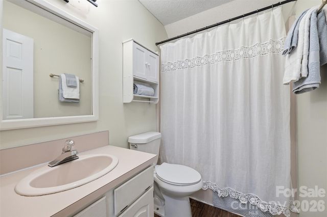 5969 Gold Creek Estate Drive, Hickory, NC 28601