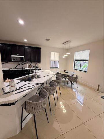 8640 NW 101st Pl, Doral, FL 33178