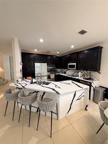 8640 NW 101st Pl, Doral, FL 33178