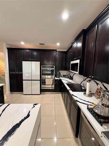 8640 NW 101st Pl, Doral, FL 33178