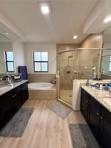 8640 NW 101st Pl, Doral, FL 33178