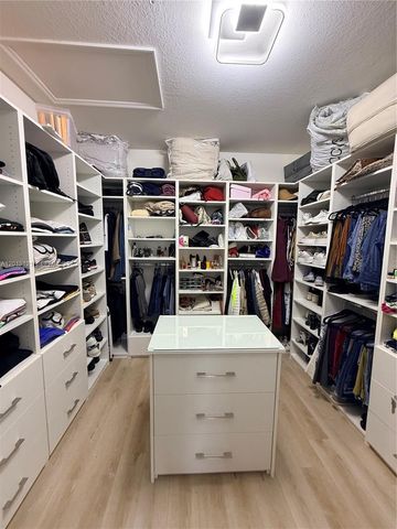 8640 NW 101st Pl, Doral, FL 33178