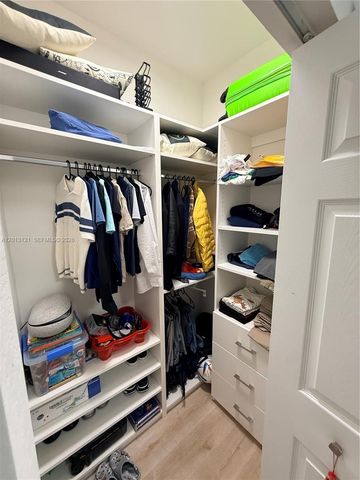 8640 NW 101st Pl, Doral, FL 33178