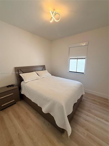 8640 NW 101st Pl, Doral, FL 33178