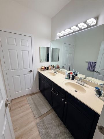 8640 NW 101st Pl, Doral, FL 33178