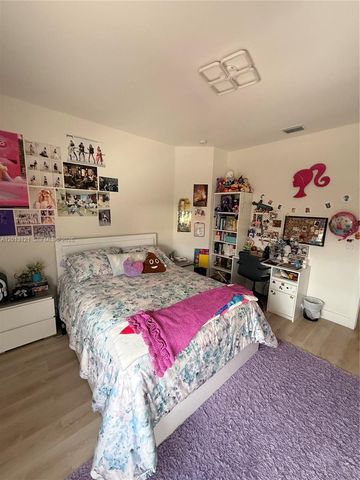 8640 NW 101st Pl, Doral, FL 33178