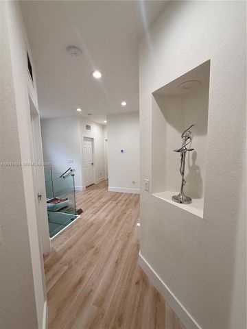 8640 NW 101st Pl, Doral, FL 33178