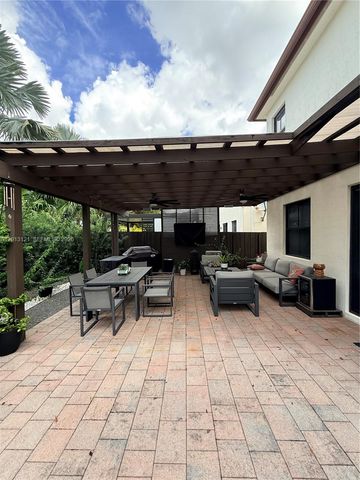 8640 NW 101st Pl, Doral, FL 33178