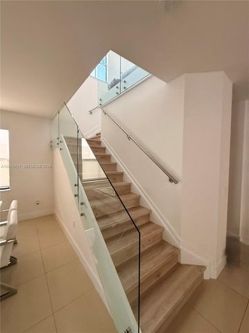 8640 NW 101st Pl, Doral, FL 33178