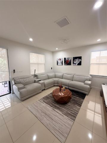 8640 NW 101st Pl, Doral, FL 33178