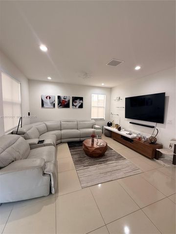 8640 NW 101st Pl, Doral, FL 33178