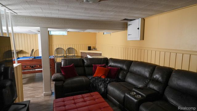 21365 Newcastle Road, Harper Woods, MI 48225