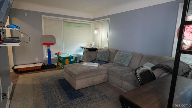 21365 Newcastle Road, Harper Woods, MI 48225
