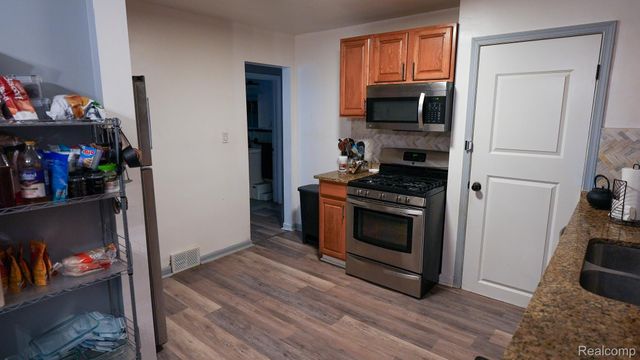 21365 Newcastle Road, Harper Woods, MI 48225