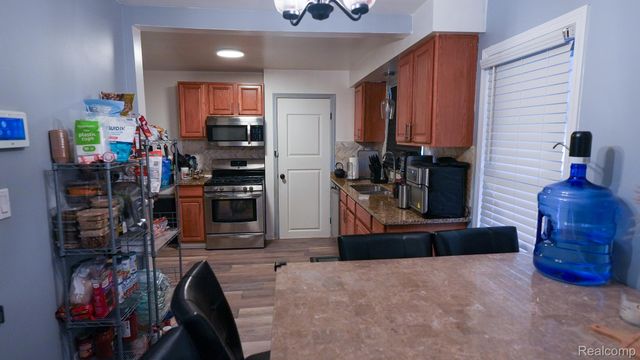21365 Newcastle Road, Harper Woods, MI 48225