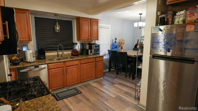 21365 Newcastle Road, Harper Woods, MI 48225
