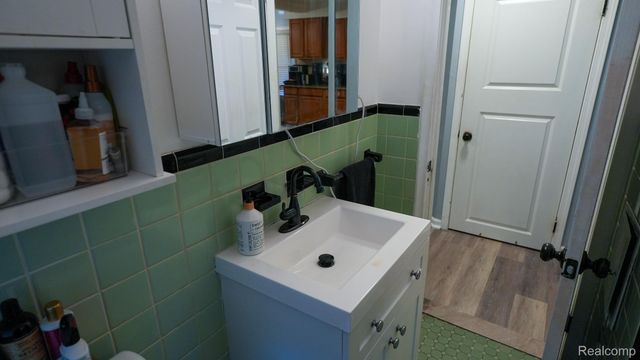 21365 Newcastle Road, Harper Woods, MI 48225