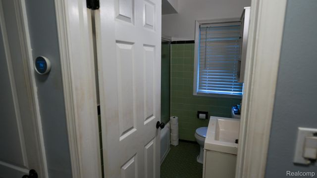 21365 Newcastle Road, Harper Woods, MI 48225
