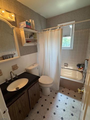 5006 N Oaks Blvd, North Brunswick Twp., NJ 08902