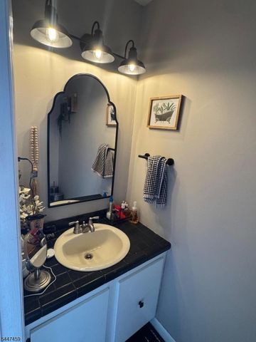 5006 N Oaks Blvd, North Brunswick Twp., NJ 08902
