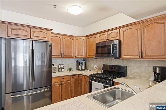 902 N 5th Street 207, Newark, NJ 07107