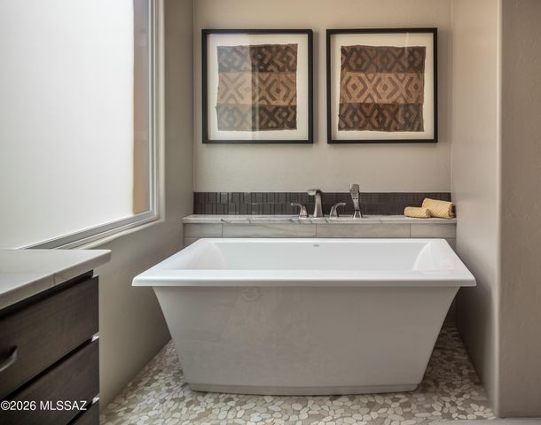 990 W Par 4 Drive, Oro Valley, AZ 85755