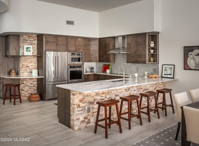 990 W Par 4 Drive, Oro Valley, AZ 85755