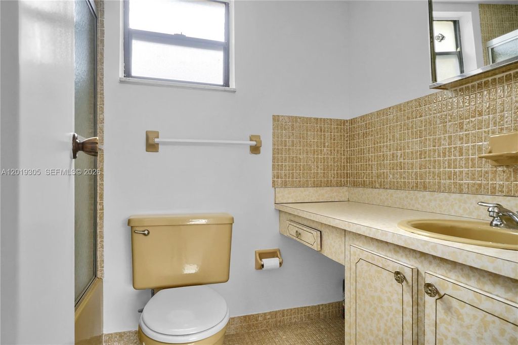 Image 10 of property listing at 950 Euclid Ave 201, Miami Beach, FL 33139
