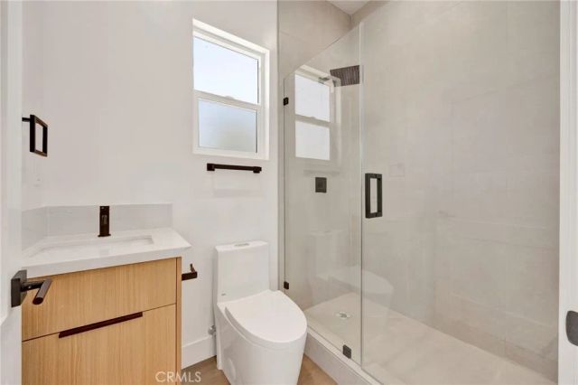 6734 Gentry Avenue, North Hollywood, CA 91606