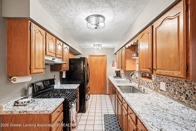 6275 Lake Drive, Haslett, MI 48840