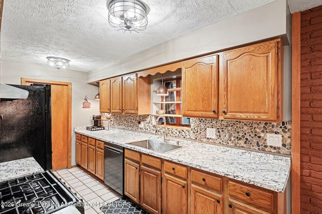 6275 Lake Drive, Haslett, MI 48840
