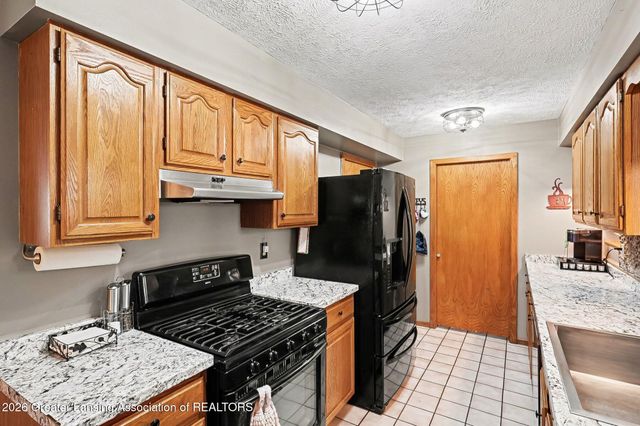 6275 Lake Drive, Haslett, MI 48840
