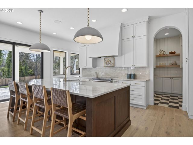 1050 ATWATER Rd, Lake Oswego, OR 97034