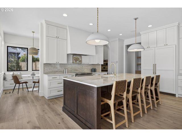 1050 ATWATER Rd, Lake Oswego, OR 97034