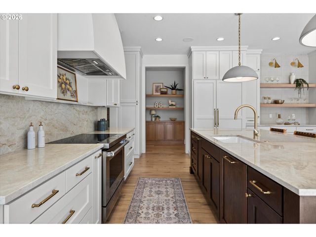 1050 ATWATER Rd, Lake Oswego, OR 97034