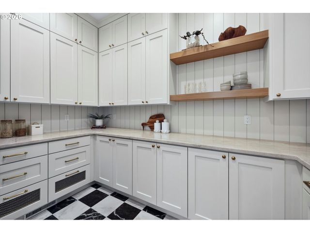 1050 ATWATER Rd, Lake Oswego, OR 97034