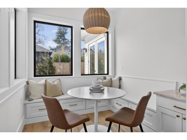 1050 ATWATER Rd, Lake Oswego, OR 97034