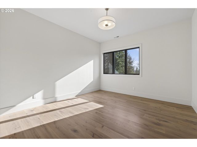 1050 ATWATER Rd, Lake Oswego, OR 97034