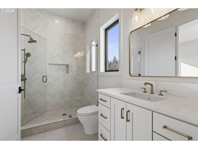 1050 ATWATER Rd, Lake Oswego, OR 97034