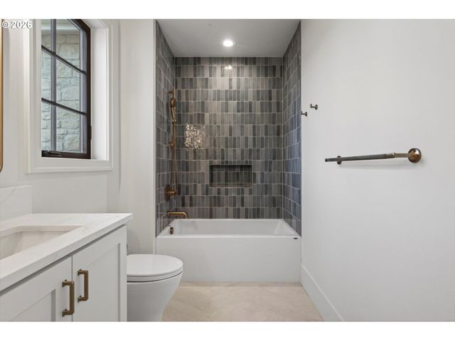 1050 ATWATER Rd, Lake Oswego, OR 97034