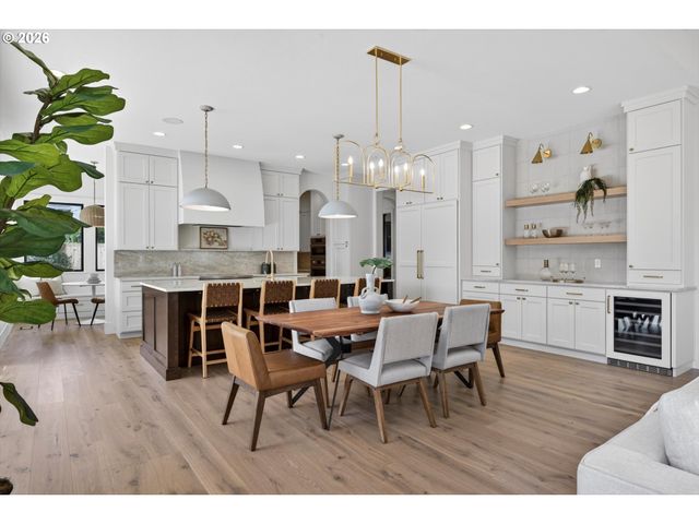 1050 ATWATER Rd, Lake Oswego, OR 97034