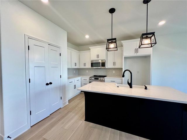 2185 Heritage Court, Liberty, MO 64068