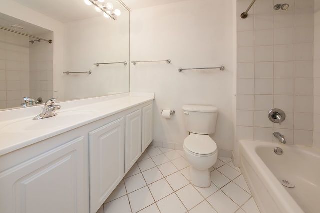 345 N LaSalle Drive 2004, Chicago, IL 60654