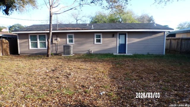 1003 E Randall, Beeville, TX 78102