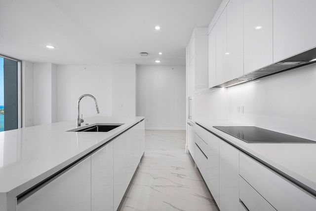 220 Lake Shore Drive 2202, Lake Park, FL 33403