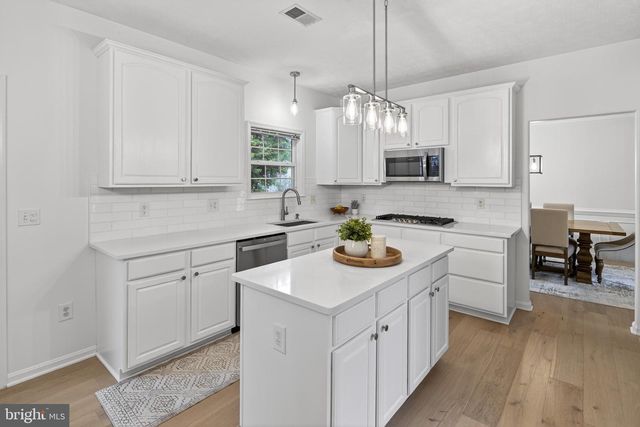242 FOX CHASE ST, Warrenton, VA 20186