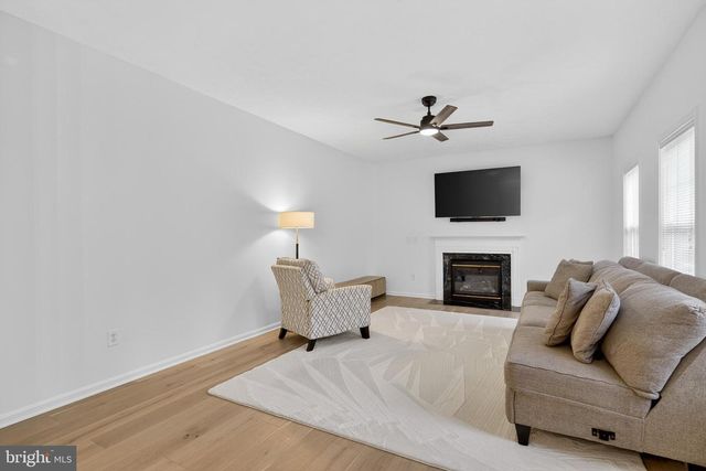 242 FOX CHASE ST, Warrenton, VA 20186
