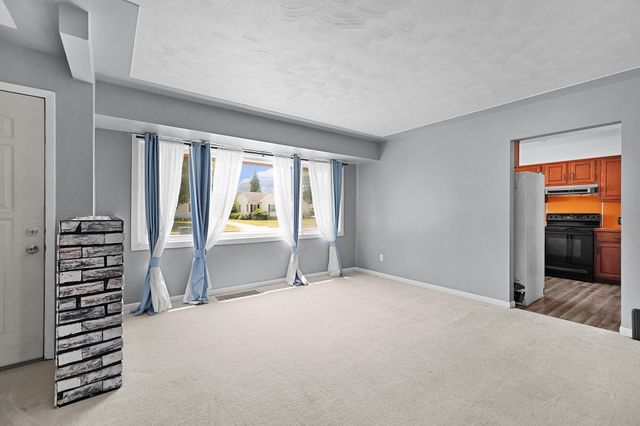 631 Oakcrest Street Sw, Kent City Vllg, MI 49509